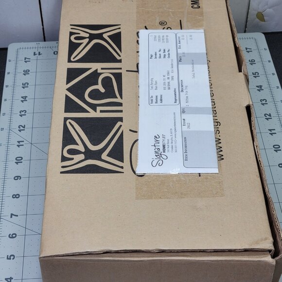 Signature Ceramic Winter Mitten Dish - 2006- Candy Trinket Dish - NEW with Box - Picture 11 of 16